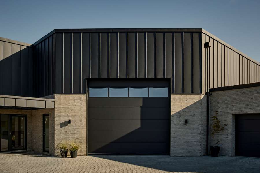 Stilvolle Stahlprofile an der Fassade eines neu errichteten Hauses mit Platz für alles, Navervænget 9, 6710 Esbjerg, Dänemark